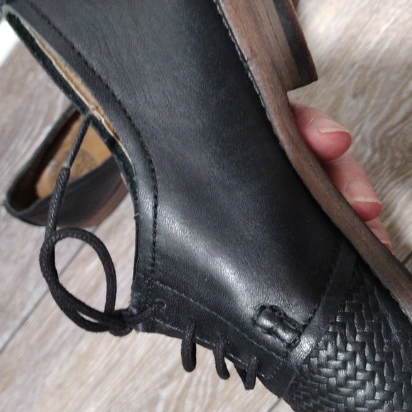 Sutro black leather weave look laced loafers. Mint condition. Size 8.5 - Picture 8 of 10